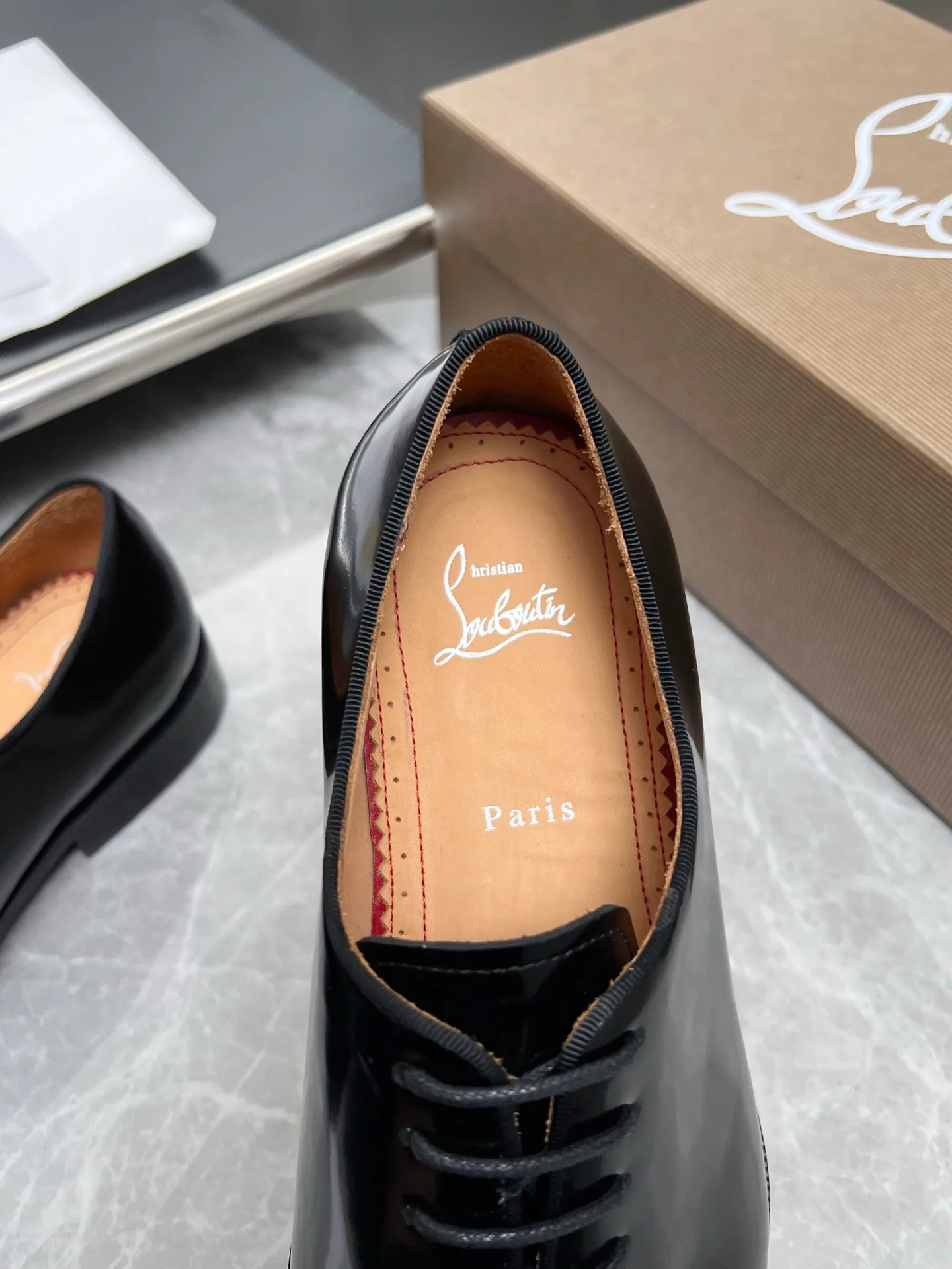 [CL red sole] Top P: 900💰 Number of yards: 39~44 (38.4546. Customized, non-refundable) CL new men's formal shoes Loaf leather shoes Christia* Loubouti* red sole shoes The red sole is luxurious and elegant, reshaping the style boundary of casual formal wear. It is extremely innovative in material selection, and creates a rich visual and tactile experience through the collision of different materials! Made of top-grade calfskin/glossy patent leather/spliced ​​technical fabric in contrasting colors. The upper is stitched by hand with fine and even stitching. It is based on the square-toe loafer shoe shape, with neat and elegant lines, which fits the toughness of men's wear. The upper is embellished with metal rivets, injecting individual details into classic loafers, breaking the mediocrity of casual shoes, and giving a concrete expression of "low-key luxury". From the original color/red cowhide lining inside the shoe to the instantly recognizable red sole, the "red sole" is not only the brand's visual identity, but also a "luxury codeword" when walking. The red sole exposed inadvertently conveys taste and identity instantly. From the innovative splicing of materials, to the personalized fusion of design, to the ingenious inheritance of craftsmanship, the Christian Louboutin men's loafer series is not only a pair of casual shoes, but also a "yuppie style" dressing weapon for men. Whether it is a casual business meeting or a casual look for daily travel, it can help you become a unique and stylish man in every occasion with its "red Loaf" attitude.